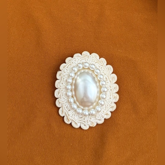 unbranded Jewelry - 1970/80 oval faux pearlElegant Cream Brooch with victorian Accent boho luxury